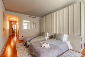 Un dormitorio con dos camas en una habitación. en Sta. Catarina 618 Suite, en Oporto