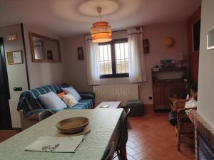 ein Wohnzimmer mit einem Tisch und einem Sofa in der Unterkunft La Casita de Pedraza in Segovia