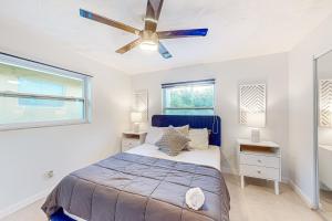 1 dormitorio con 1 cama y ventilador de techo en Second Wind Retreat, en Fort Lauderdale
