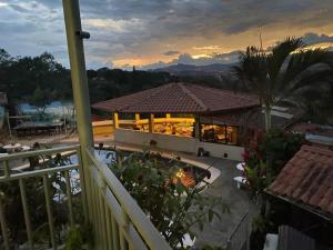 ein Haus mit Sonnenuntergang im Hintergrund in der Unterkunft Garita Inn Delux in La Garita