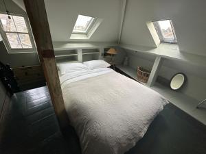 1 Schlafzimmer mit einem weißen Bett und 2 Fenstern in der Unterkunft Campania & Jones House in London