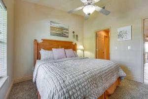 um quarto com uma cama e uma ventoinha de tecto em Modern Condo in Tuscany Place! em Branson