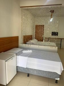 Un dormitorio con 2 camas y una pared con luces. en Pousada Belas Praias en São José da Coroa Grande