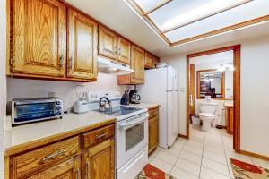 A kitchen or kitchenette at Copper Chase #211 - The Bear Hug