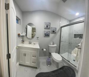 e bagno con servizi igienici, lavandino e doccia. di Fantastic Suite a Las Vegas