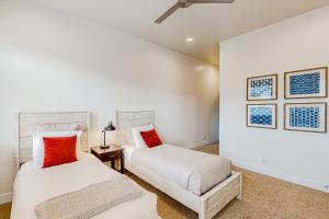 two beds in a room with white walls and red pillows at Santa Clara Starlight-Ocotillo 9 in Santa Clara +42 photos