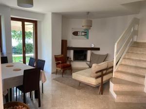 O zonă de relaxare la Orta cottage sulla riva del lago