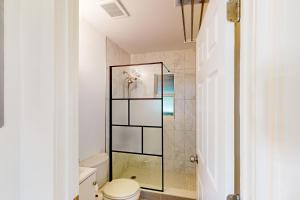 een badkamer met een toilet en een glazen douche bij Palm Shadow Sanctuary in Fort Lauderdale