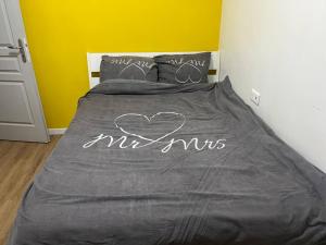 a bed with the words my mumms written on it at appartement Corentin Cariou in Paris