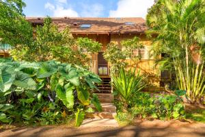 Ein Haus mit einem Haufen Pflanzen davor. in der Unterkunft Paniolo Hale in Maunaloa