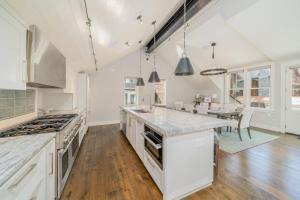 Η κουζίνα ή μικρή κουζίνα στο Holly House: A Blend of Telluride History and Modern Luxury