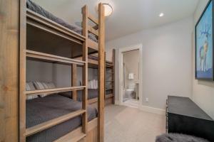 Ένα ή περισσότερα κρεβάτια σε δωμάτιο στο Holly House: A Blend of Telluride History and Modern Luxury