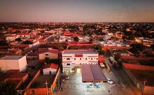 eine Luftansicht einer Stadt mit Gebäuden in der Unterkunft Hotel Brisas in Bom Jesus da Lapa