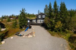 an aerial view of a house with a driveway at Løvsangeren 1,5 hour from Oslo - 6 bedrooms - 14 sleeps - Sauna in Nordset