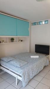 een slaapkamer met een bed en een groot raam bij Bonito y moderno estudio con vistas al mar in Benalmádena
