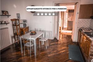cocina con mesa y sillas en una habitación en Storico con parcheggio gratuito in pieno centro, en Santa Maria Capua Vetere
