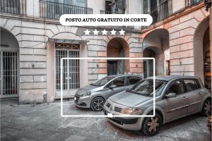 dos coches estacionados frente a un edificio en Storico con parcheggio gratuito in pieno centro, en Santa Maria Capua Vetere