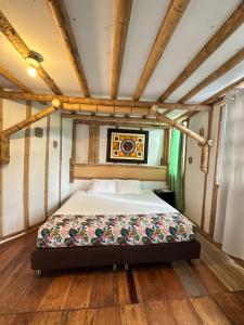 ein Schlafzimmer mit einem Bett in einem Zimmer in der Unterkunft Eco Hotel Terrabella in Santa Elena