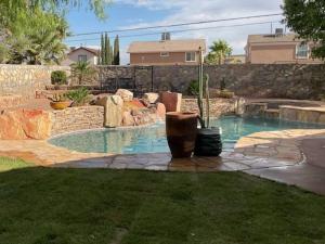 Imagine din galeria proprietății Amazing home with custom-built pool în El Paso