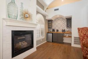 Imagine din galeria proprietății Amazing home with custom-built pool în El Paso