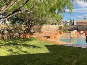 Imagine din galeria proprietății Amazing home with custom-built pool în El Paso