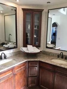 Imagine din galeria proprietății Amazing home with custom-built pool în El Paso