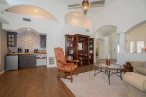 Imagine din galeria proprietății Amazing home with custom-built pool în El Paso