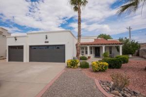 Imagine din galeria proprietății Amazing home with custom-built pool în El Paso