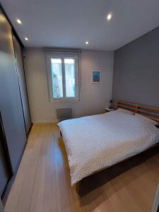a bedroom with a bed and a window at Au cosy Provençal centre historique Parking public 300m in Aix-en-Provence