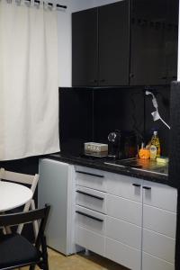 Kuchyň nebo kuchyňský kout v ubytování Black & White, Rezerva acum garsoniera cozy, cafea Lavazza, balcon, priveliște spre munte, saltea premium, fotoliu puf + 23 fotografií