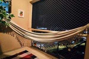 una hamaca colgada de una ventana en una habitación en Ap Ipê um quarto no Crystal Place, en Goiânia