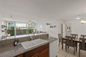 Belmont Ocean Views - Massive Private Deck, Grill & Parking 욕실