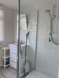 La salle de bains est pourvue d'une douche en verre avec une serpillière. dans l'établissement Dart Dream, à Dartmouth 30 autres photos