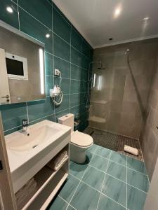 y baño con lavabo, aseo y ducha. en Alojamento Local Monte Horeb, en Nadadouro