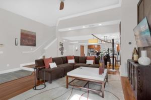 Holiday at the Parks - Townhome by Disney!的电视和/或娱乐中心
