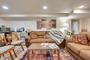 sala de estar con sofá y mesa en Inviting Boulder Apartment with Private Yard!, en Boulder