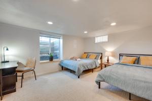 Un pat sau paturi într-o cameră la Inviting Boulder Apartment with Private Yard!