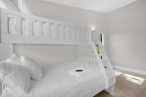 Holiday at the Parks - Townhome by Disney!客房内的一张或多张床位