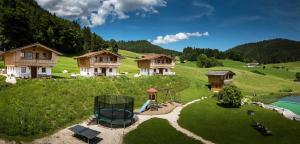 eine Luftansicht eines Resorts mit Spielplatz in der Unterkunft Ettlerlehen Chalets in Ramsau bei Berchtesgaden