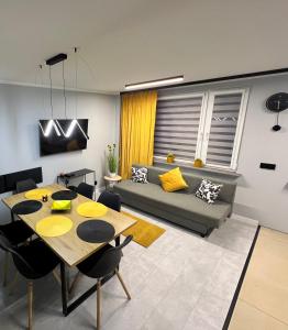 un soggiorno con un tavolo e un divano di Apartament Na Wspólnej a Sosnowiec
