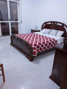 1 dormitorio con 1 cama con manta roja y blanca en casa LULU due minuti dal mare en Ardore Marina
