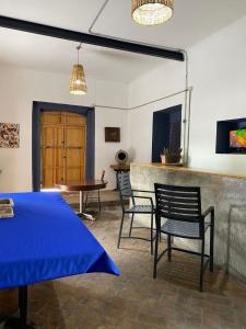 プエブラにあるChoco Hostelの椅子とテーブル、バーが備わる客室です。