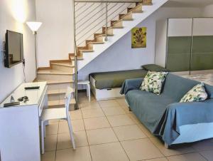 I Girasoli في مونتيجروتو تيرمي: غرفة معيشة مع أريكة ودرج