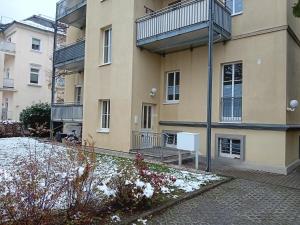 an apartment building with snow in front of it at Top Ferienwohnung in sehr guter Lage in Dresden