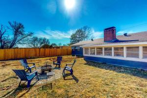 a yard with chairs and a table and a house at New Cozy Home 10 Min to Magnolia and Baylor in Waco