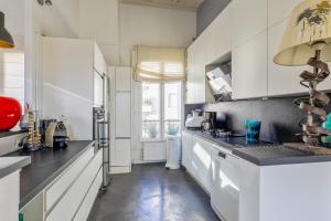 Kuchyň nebo kuchyňský kout v ubytování Charming house in Boulogne-Billancourt - Welkeys