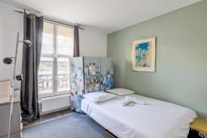 Postel nebo postele na pokoji v ubytování Charming house in Boulogne-Billancourt - Welkeys
