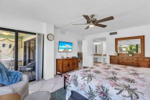 um quarto com uma cama e uma ventoinha de tecto em Beacon Reef 310 em Islamorada