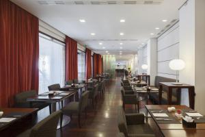 Reštaurácia alebo iné gastronomické zariadenie v ubytovaní Hotel Igea
