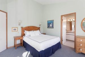 Un pat sau paturi într-o cameră la Snowgoose 11 - Family-Friendly Townhome with Private Deck & BBQ - Whistler Platinum